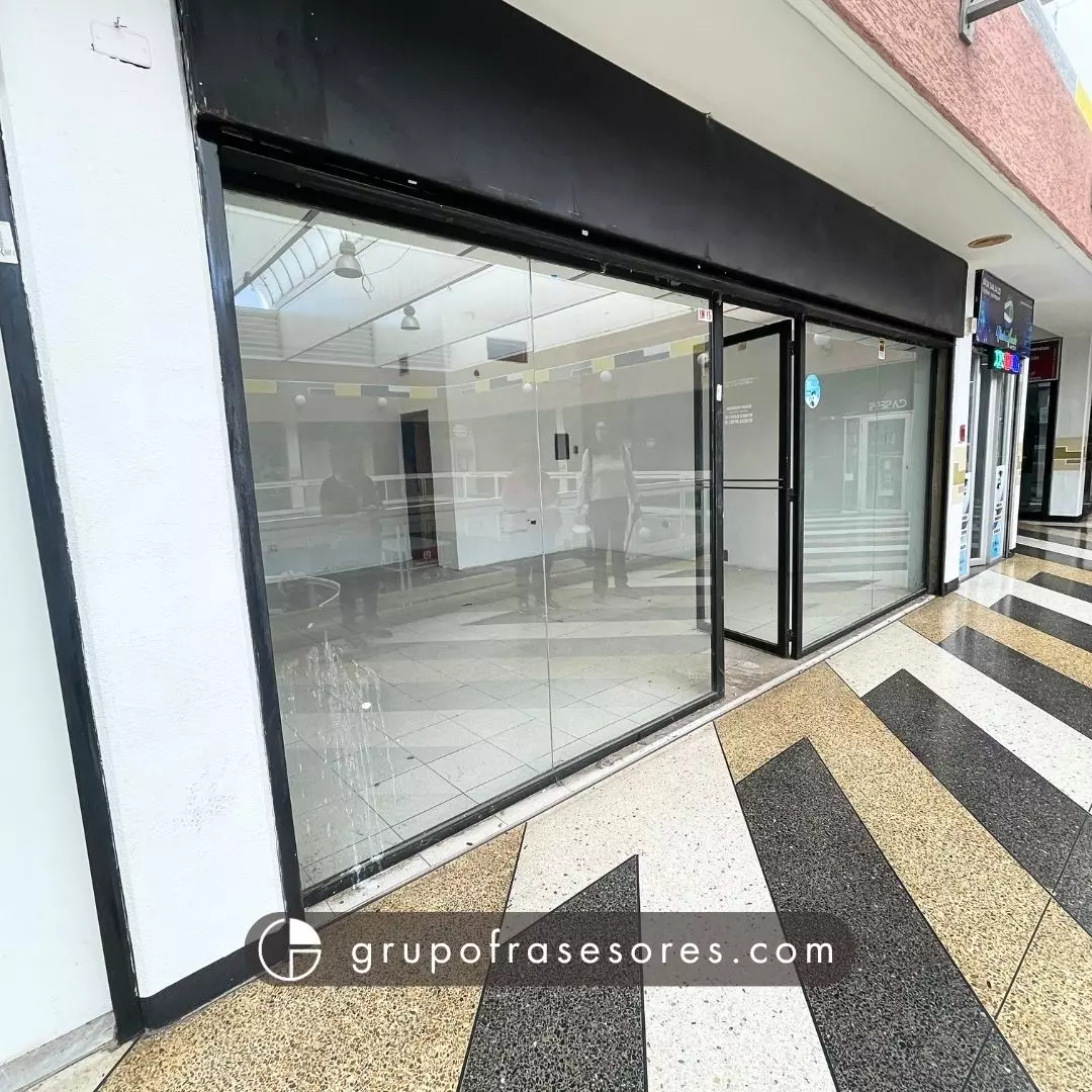 Local comercial en venta C.C. Barquicenter Barquisimeto — vista frontal y entrada de vidrio