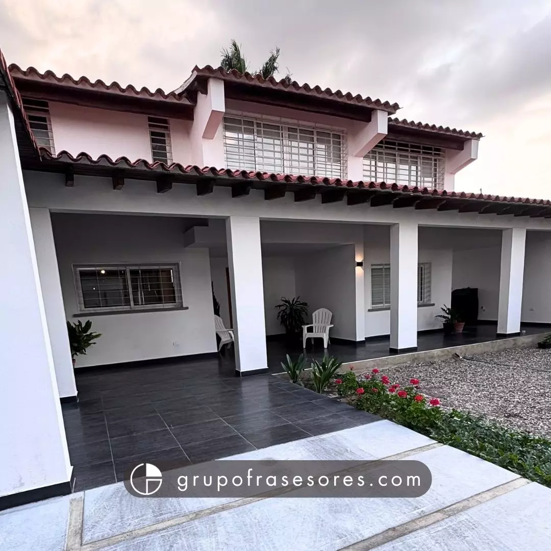 Casa en venta Santa Elena Barquisimeto — fachada y entrada principal