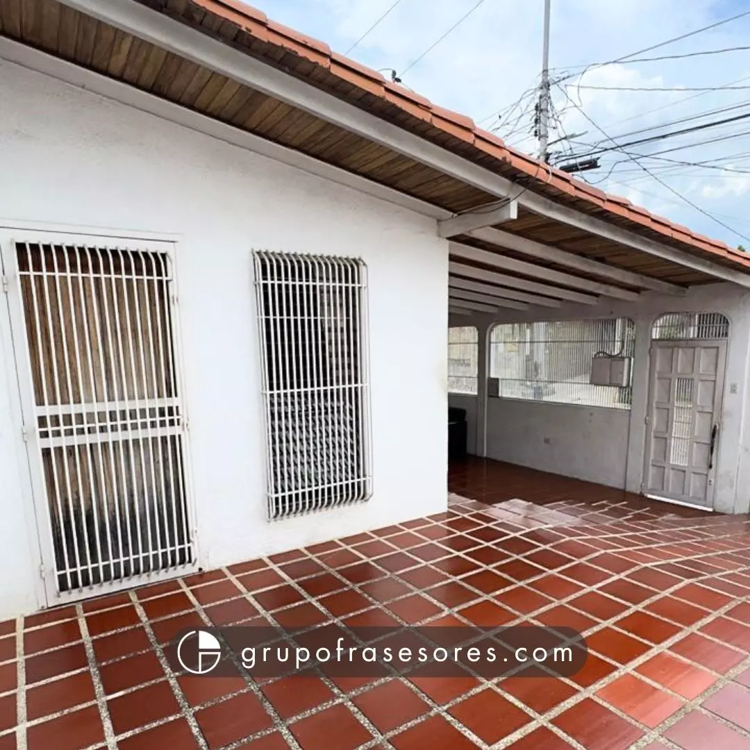 Casa en venta Urb Almariera Cabudare — fachada y entrada con portón eléctrico